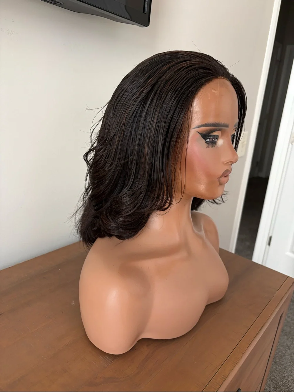 Natural Dark Brown Short Wavy Women's Wig - Sleek Style
